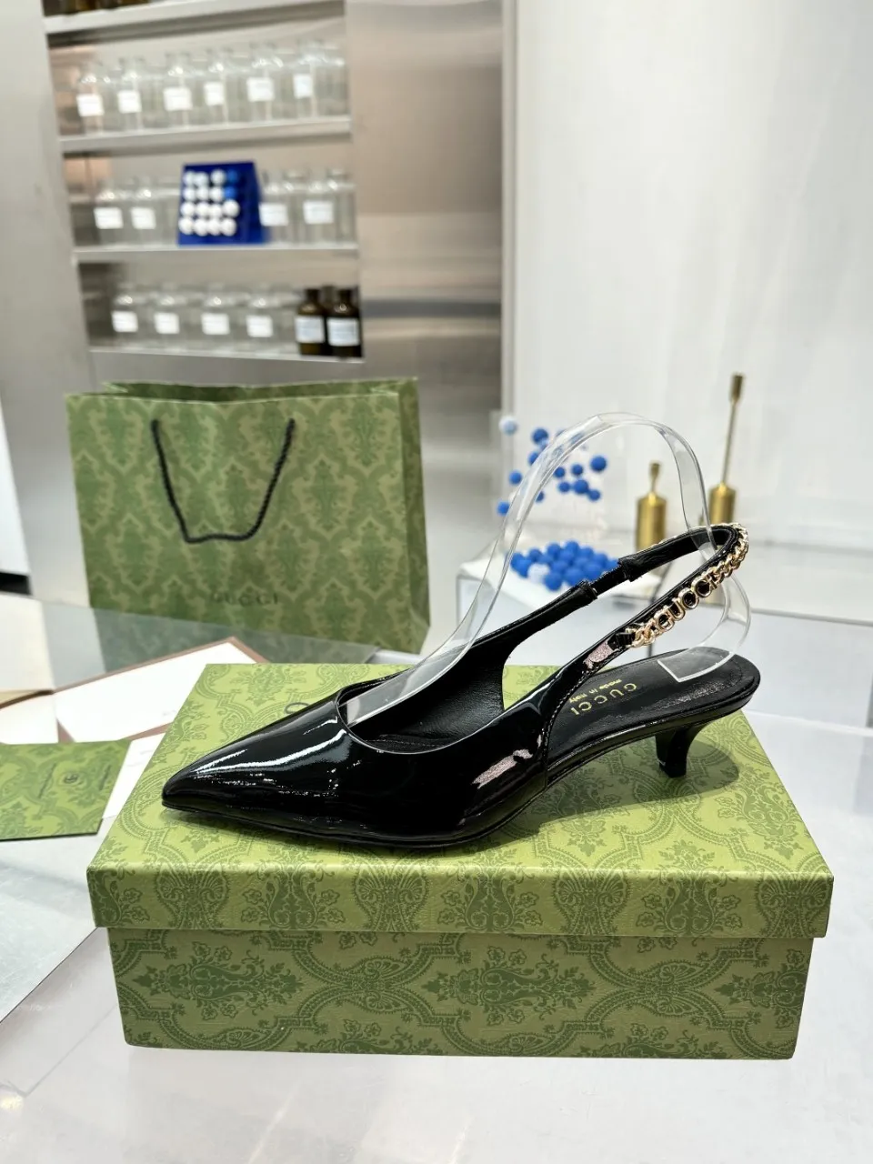 👟👟Ex-factory price 440👟👟 (genuine leather sole +40) Gucci Signoria pumps are named after the central square of Florence, recreating the classic and elegant style of the birthplace of the brand. Combining shiny patent leather with a pointed toe, these shoes are embellished with Gucci's signature chain, adding a stylish edge to your new season wardrobe. Upper: Made of first-layer imported patent cowhide/sheepskin lining. Outsole: rubber non-slip outsole/genuine leather outsole. Size: 35-42 (34/41 42 customized, non-refundable)